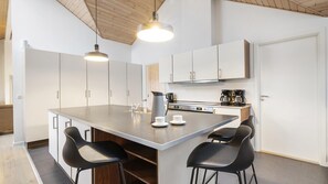 Kühlschrank, Ofen, Herdplatte, Wasserkocher mit Kaffee-/Teezubehör