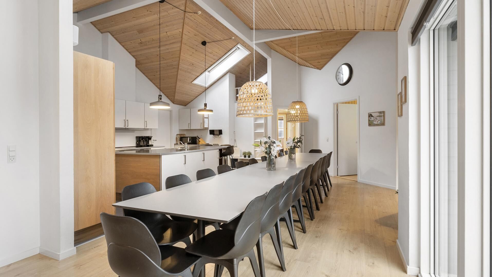 Réfrigérateur, un four, surface de cuisson, cafetière-théière