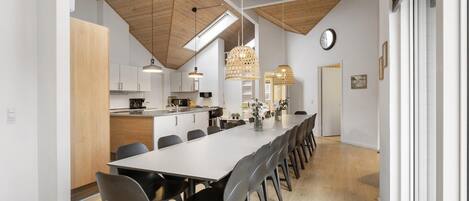 Réfrigérateur, un four, surface de cuisson, cafetiÚre-théiÚre