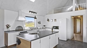 Réfrigérateur, un four, surface de cuisson, cafetière-théière