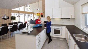 Kjøleskap, ovn, kokeplater og kaffetrakter/tekoker