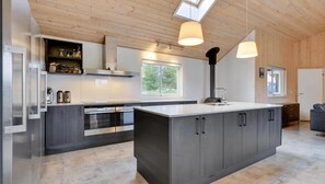 Kühlschrank, Ofen, Herdplatte, Wasserkocher mit Kaffee-/Teezubehör