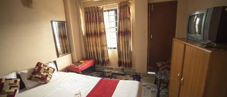 Doppia Basic, vista piscina | Una scrivania, Wi-Fi gratuito