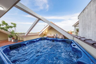 6BR sun kissed ANAMOI VILLA near West Lake/ Jaccuzzi