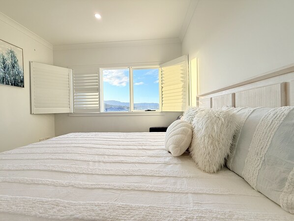 3 quartos, acesso à internet, roupa de cama