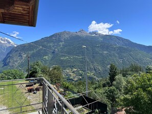 Property grounds - Casa Ex Bar Fiolet Apartment with Mountain View, Balcony and Wi-Fi (Gignod)