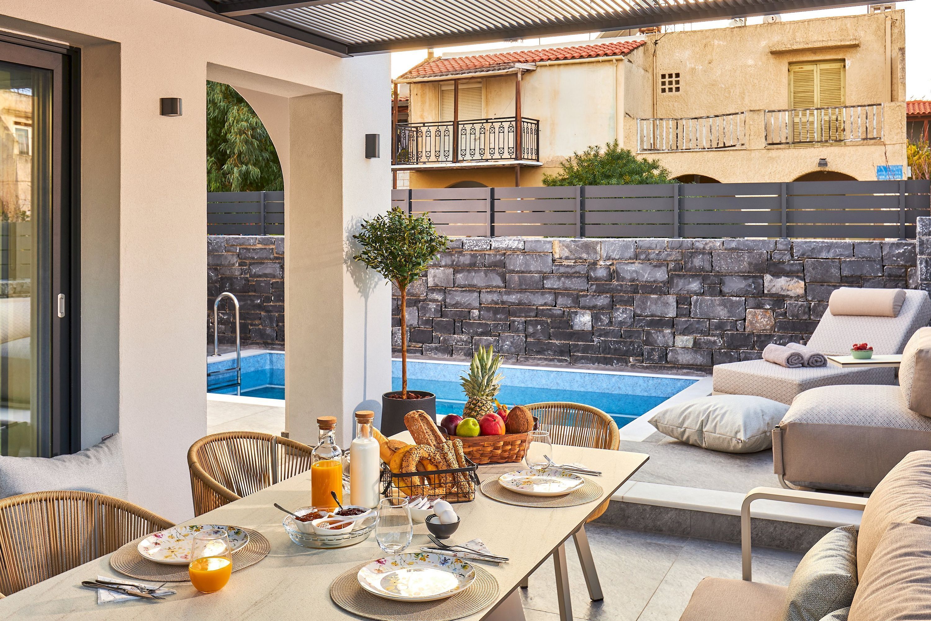 2 عدّة غرف نوم وتجهيزات عازلة للصوت