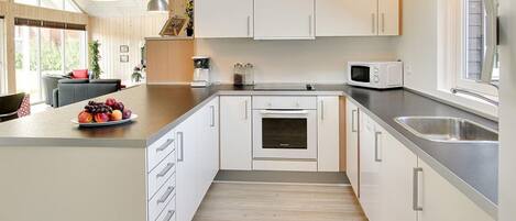 Kühlschrank, Ofen, Herdplatte, Wasserkocher mit Kaffee-/Teezubehör