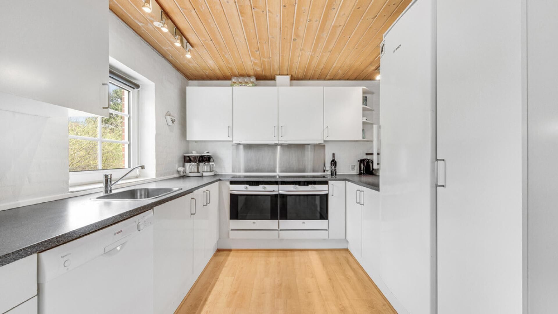 冷蔵庫、オーブン、コンロ、コーヒー / ティーメーカー