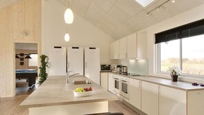 Jääkaappi, uuni, liesi, kahvin-/teenkeitin