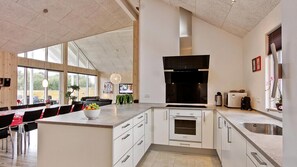 Kühlschrank, Ofen, Herdplatte, Wasserkocher mit Kaffee-/Teezubehör