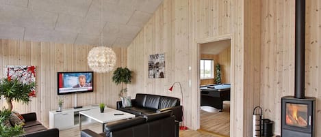 Cheminée, baby-foot, table de tennis de table