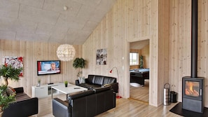 Fernseher, Kamin, Tischfußball, Tischtennisplatte