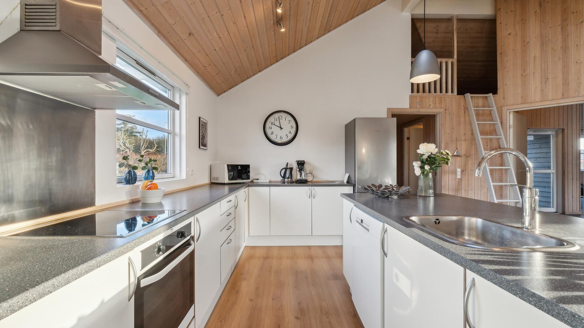 Kjøleskap, ovn, kokeplater og kaffetrakter/tekoker