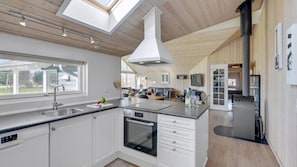 Jääkaappi, uuni, liesi, kahvin-/teenkeitin