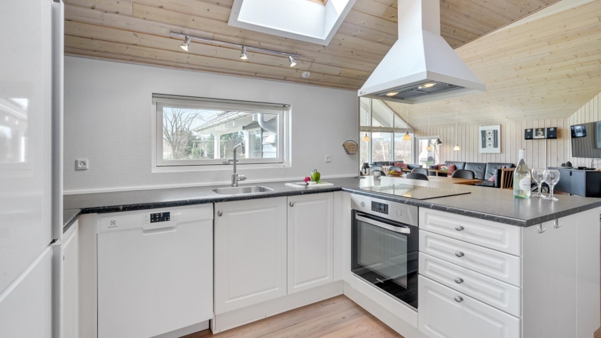 Refrigerador, horno, parrilla de estufa y cafetera y tetera 