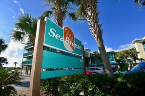 Property grounds - Sea Breeze 218: 2BR condo across street from the Gulf, pool & BBQ (Gulf Shores)