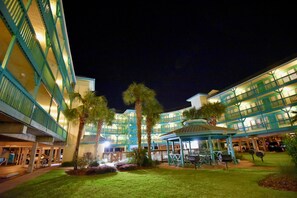 Property grounds - Sea Breeze 218: 2BR condo across street from the Gulf, pool & BBQ (Gulf Shores)