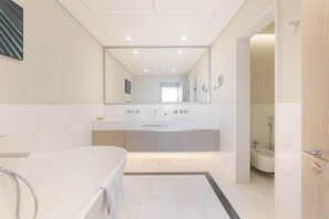 シャワー、ヘアドライヤー、タオル