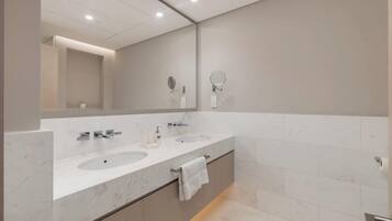 シャワー、ヘアドライヤー、タオル