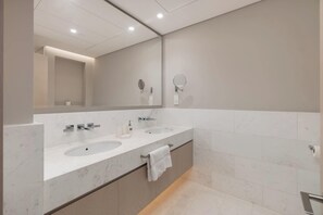 シャワー、ヘアドライヤー、タオル