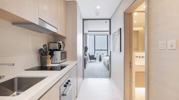 冷蔵庫、電子レンジ、オーブン、コンロ