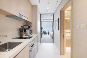 冷蔵庫、電子レンジ、オーブン、コンロ