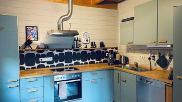 Een oven, een kookplaat, een vaatwasser