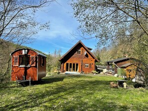 Exterior - Cozy vacation home right by the forest, perfect for hiking and relaxing (Daaden)
