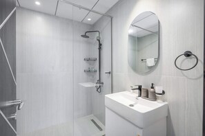 Dusche, Haartrockner, Handtücher
