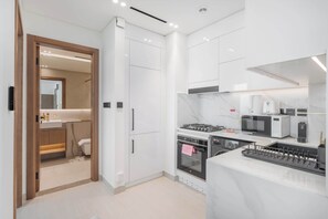 ثلاجة، ميكروويف، فرن، موقد ط�هي مسطح