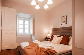 3 عدّة غرف نوم ومكواة/لوح كي وواي فاي مجانًا وملاءات أسرّة