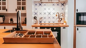 Eine moderne Küche mit weißen Schränken, einer Holz Arbeitsplatte und einer Spritzschutzleiste mit einem Sternmuster.