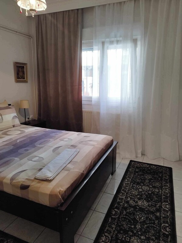 2 bedrooms, internet, bed sheets