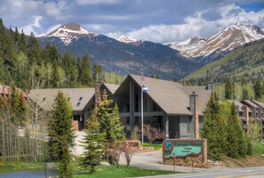 المنشأة من الخارج