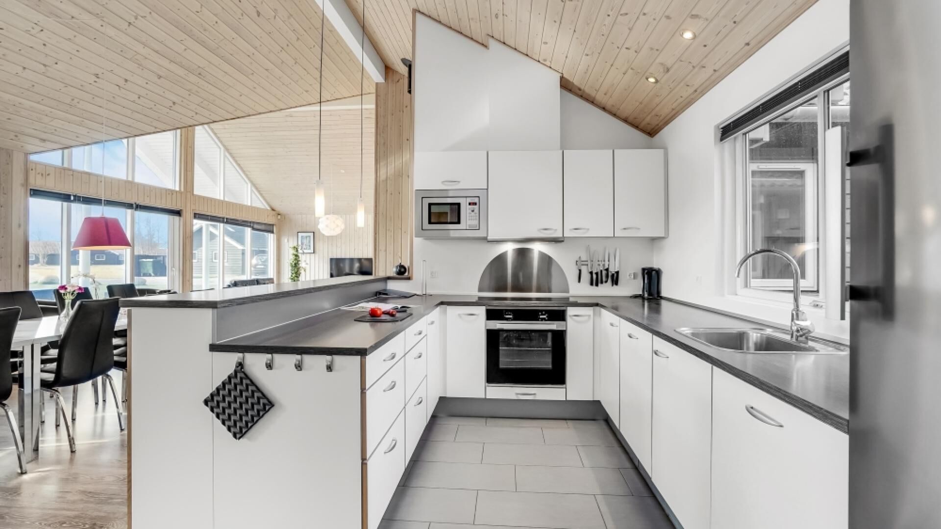 Køleskab, ovn, kogeplade, kaffe-/temaskine