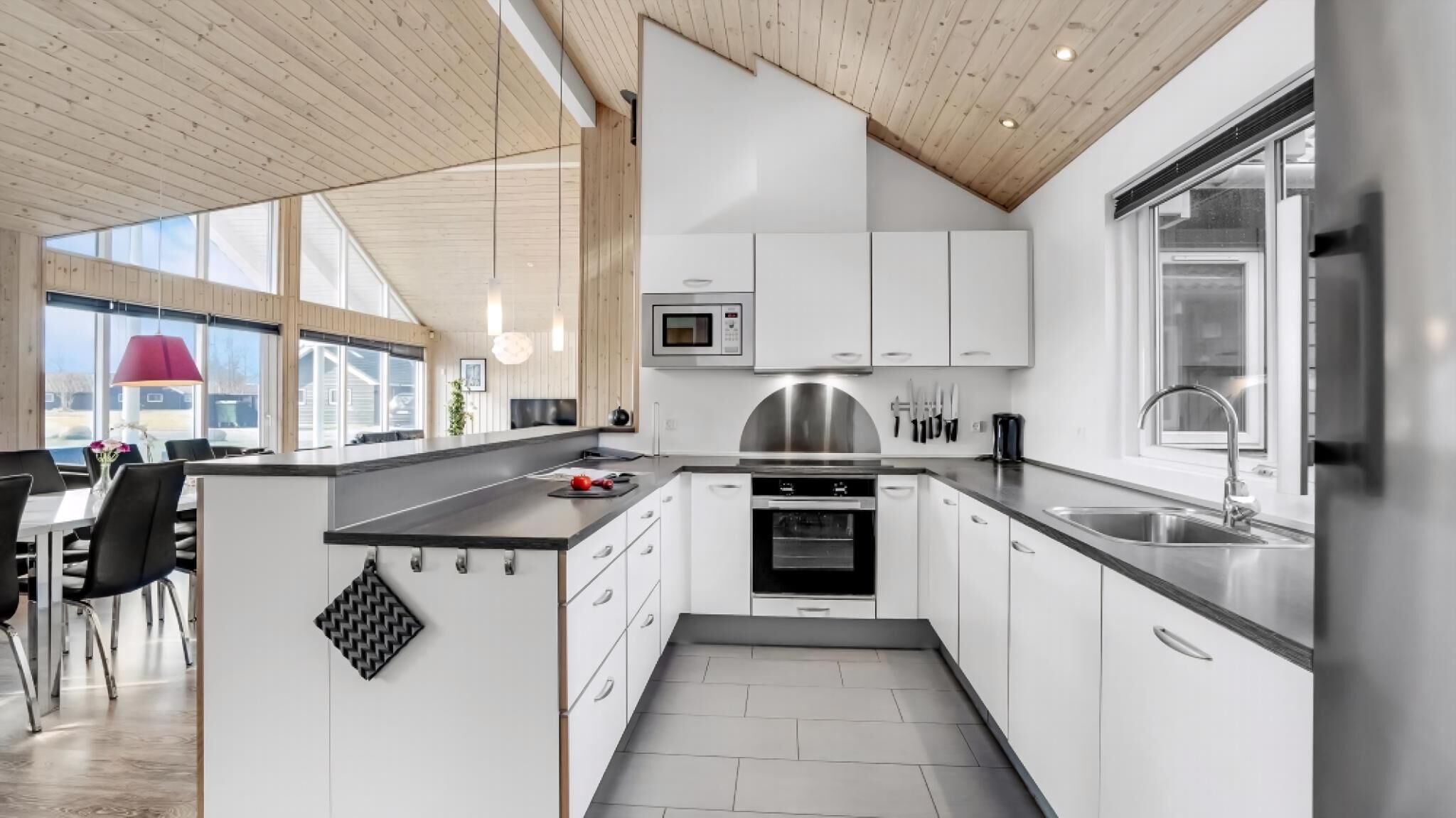 Réfrigérateur, un four, surface de cuisson, cafetière-théière