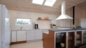 Kühlschrank, Ofen, Herdplatte, Wasserkocher mit Kaffee-/Teezubehör