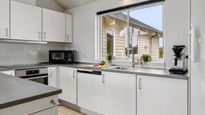 Kühlschrank, Ofen, Herdplatte, Wasserkocher mit Kaffee-/Teezubehör