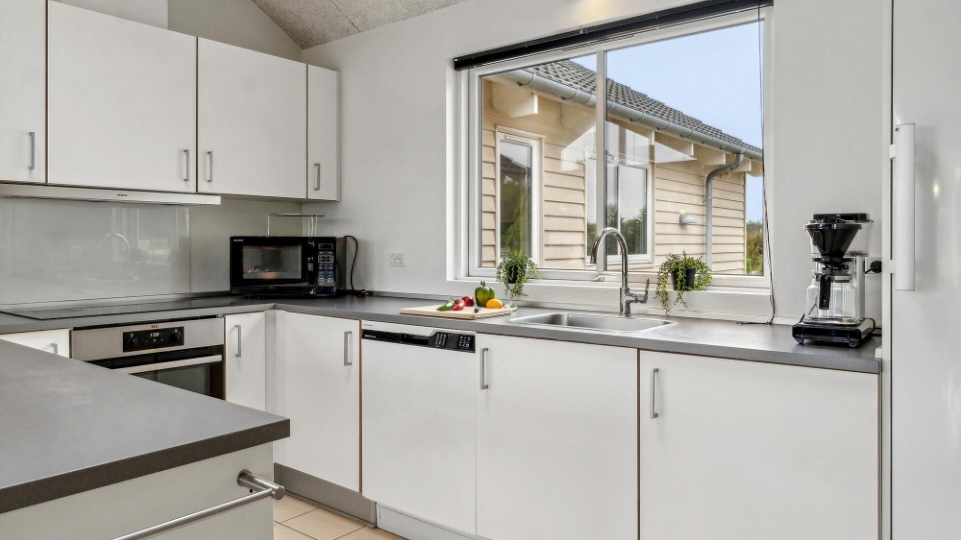 Fridge, oven, stovetop, coffee/tea maker