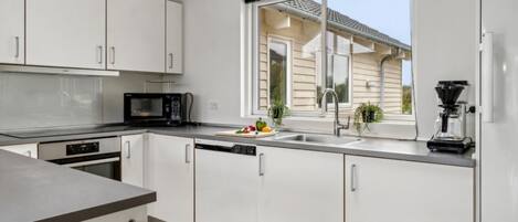 Réfrigérateur, un four, surface de cuisson, cafetiÚre-théiÚre