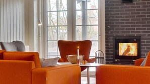 Fernseher, Kamin, Videospielkonsole, Tischfußball