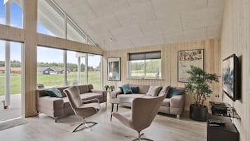 Cheminée, baby-foot, table de tennis de table