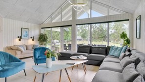 Fernseher, Kamin, Tischfußball, Tischtennisplatte