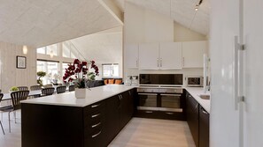 Réfrigérateur, four, plaque de cuisson, cafetière/bouilloire