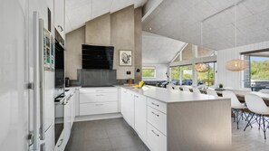 Een koelkast, een oven, een kookplaat, een koffiezetapparaat/waterkoker