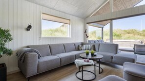 Een open haard, tafelvoetbal en een tafeltennistafel