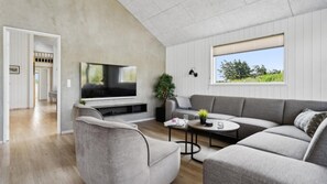 Een open haard, tafelvoetbal en een tafeltennistafel