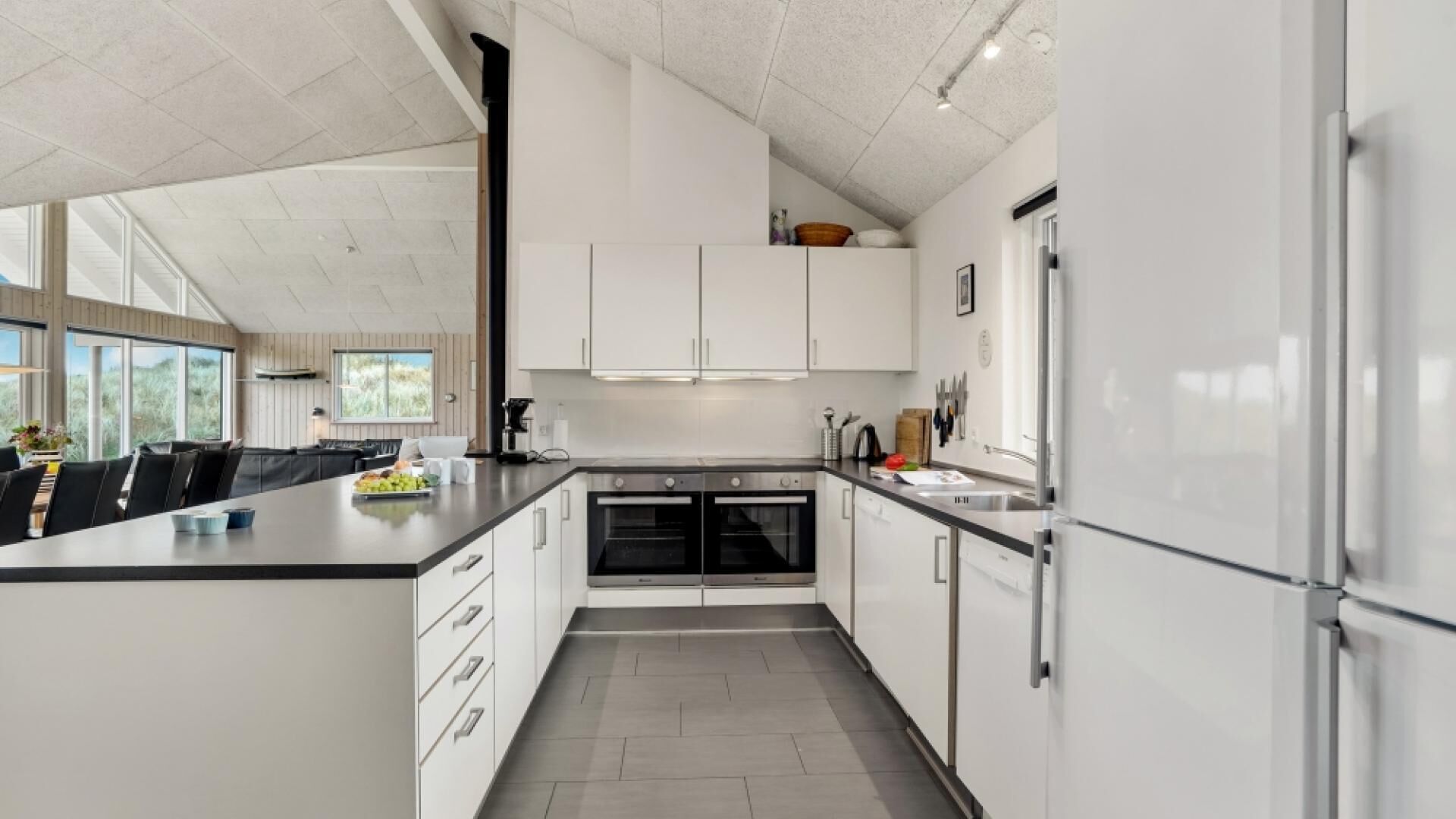 Fridge, oven, stovetop, coffee/tea maker