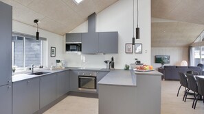 Kühlschrank, Ofen, Herdplatte, Wasserkocher mit Kaffee-/Teezubehör